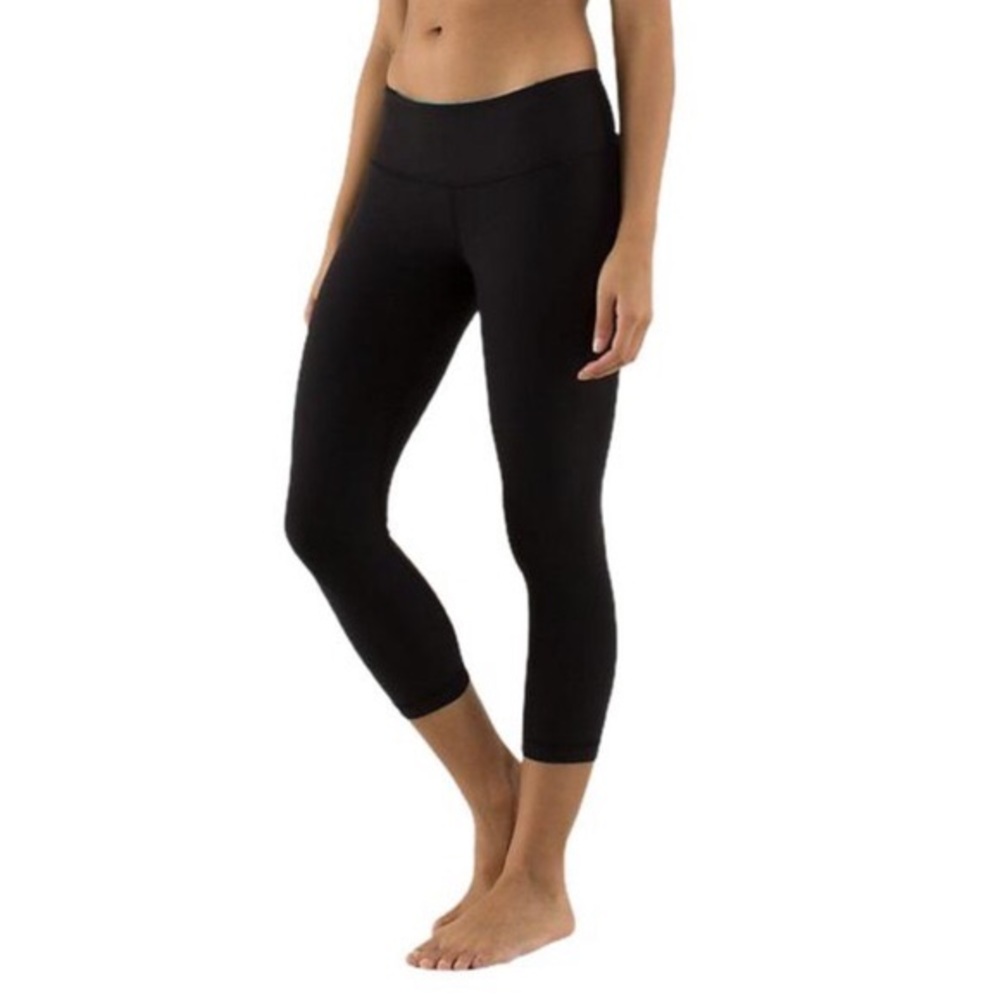 Size 4 black lululemon cropped leggings